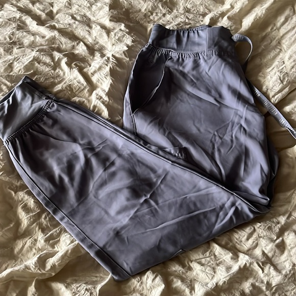 Bundle of scrub pants - Picture 2 of 4